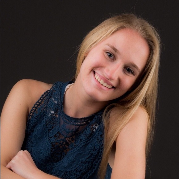 Profile Picture of Amanda Ares (@amanda_ares) on Poshmark