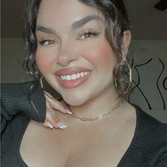 Profile Picture of Alexis Vegas (@alexisvegas151) on Poshmark