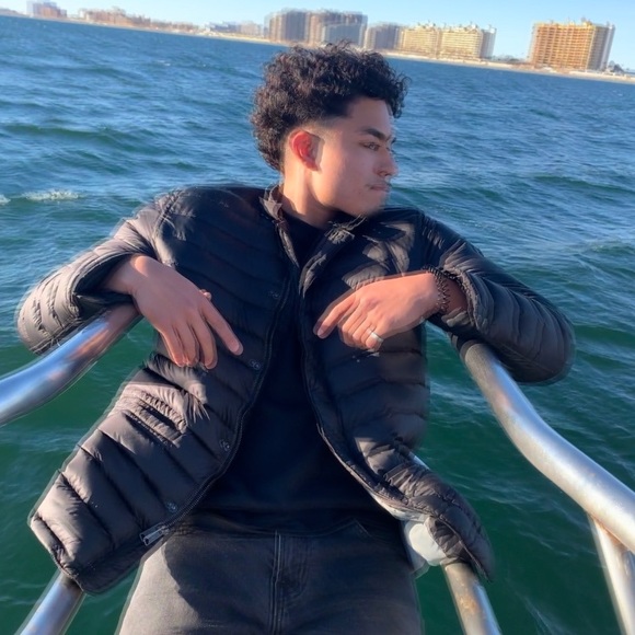 Profile Picture of Alan Vindiola (@alan_vindiola) on Poshmark