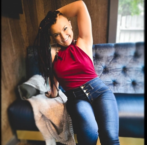 Profile Picture of Ariele Keller (@dropdeaddiva97) on Poshmark