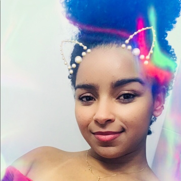 Profile Picture of Paula Souza (@paulinhasouza95) on Poshmark