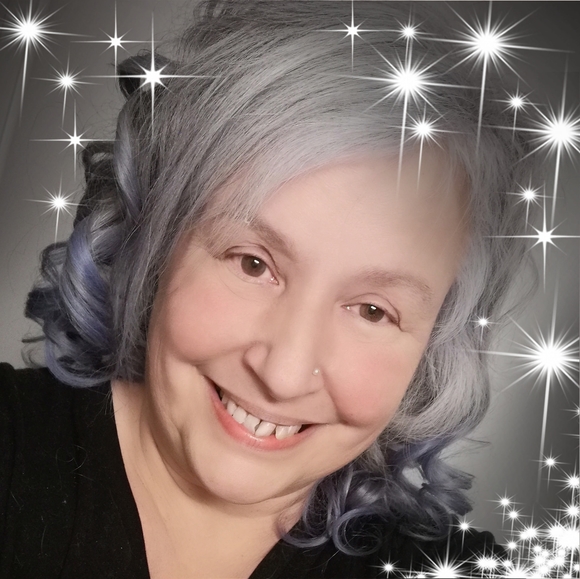 Profile Picture of Michelle Laberge (@craftichickie) on Poshmark