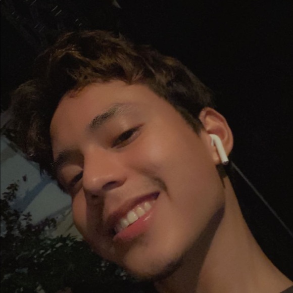 Profile Picture of Kevin Alonzo (@bestdealz192) on Poshmark
