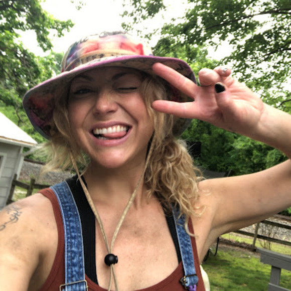 Profile Picture of Britni Schall (@britnischall) on Poshmark