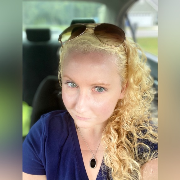 Profile Picture of Beth Scherich (@ae88price) on Poshmark