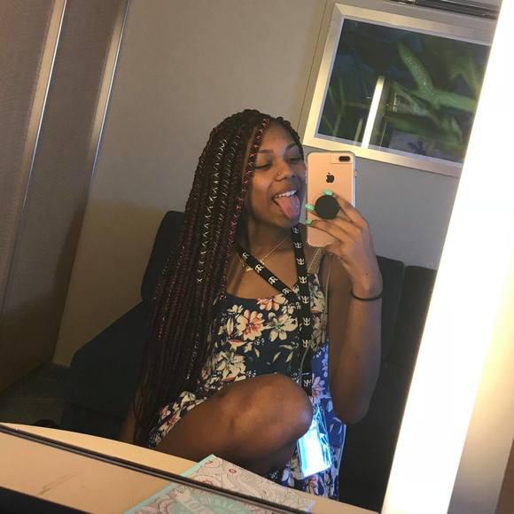Profile Picture of Shanaia Shinhoster (@cupcake2346) on Poshmark