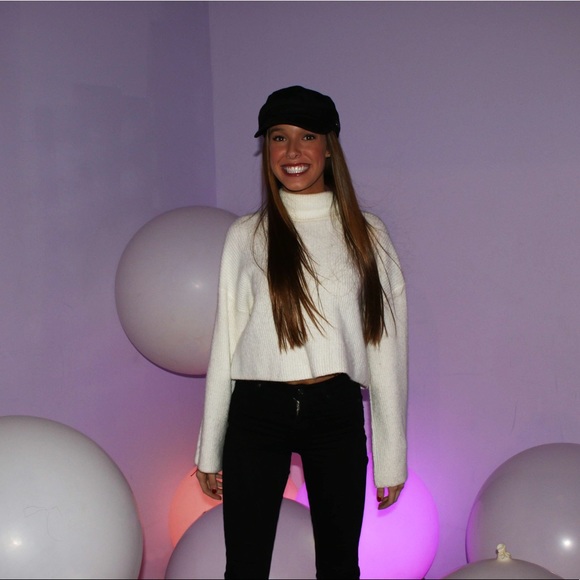 Profile Picture of Madeline Mohatt (@madzmohatt11) on Poshmark