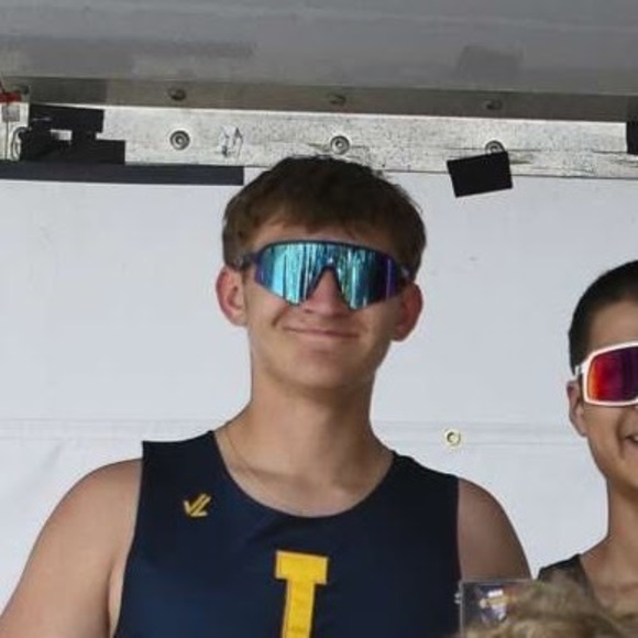 Profile Picture of Andrew Uzl (@andrewuzl123) on Poshmark