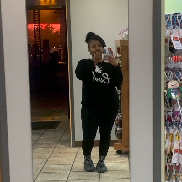 Profile Picture of Jamese Easterling (@adoreeelindaaa) on Poshmark