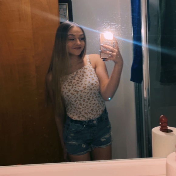 Profile Picture of Lolann Propper (@lolannpropper) on Poshmark