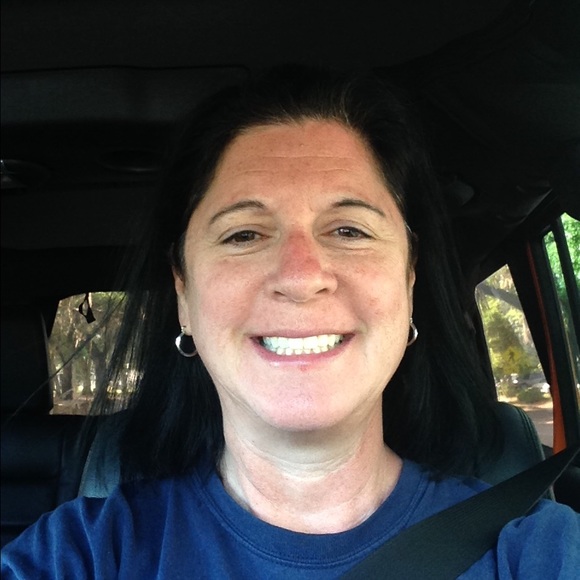 Profile Picture of Karen Feetterers (@feetterers) on Poshmark