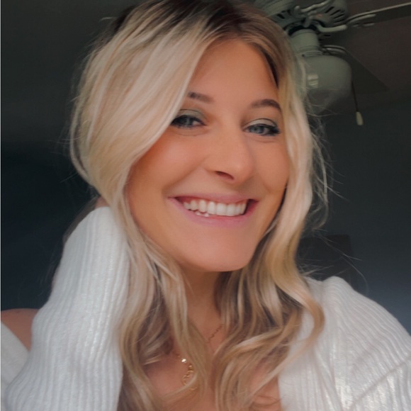 Profile Picture of Carlyn Scheetz (@carlynscheetz88) on Poshmark