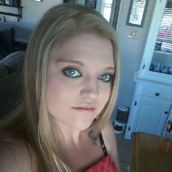 Profile Picture of Crystal Watts (@cry2013) on Poshmark