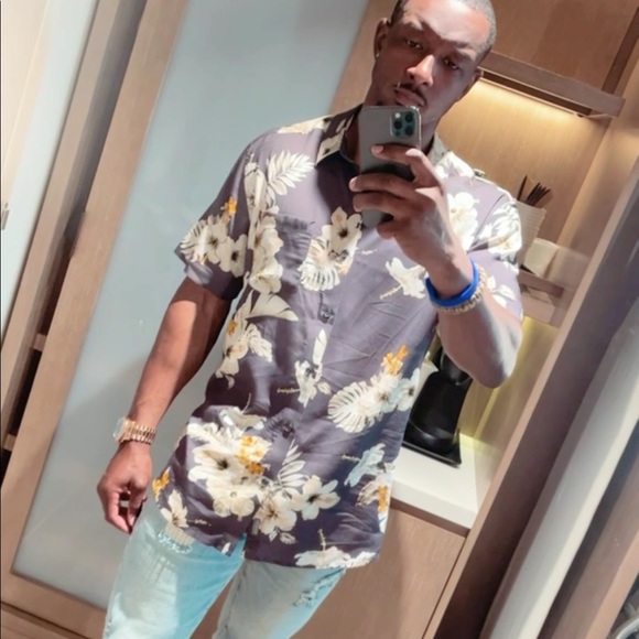 Profile Picture of Aaron Cole (@aaroncole488) on Poshmark