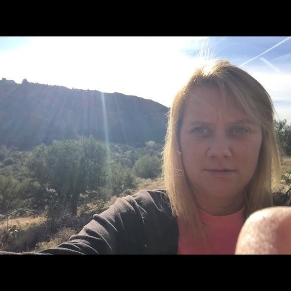 Profile Picture of Tonya Henley (@thenley2591) on Poshmark