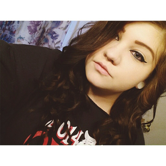 Profile Picture of Veronica Spinney (@vlspinney) on Poshmark