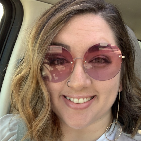 Profile Picture of Stephanie Hampton (@stephanieivy) on Poshmark