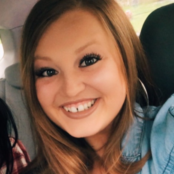 Profile Picture of Carly Engel (@carlynengel) on Poshmark