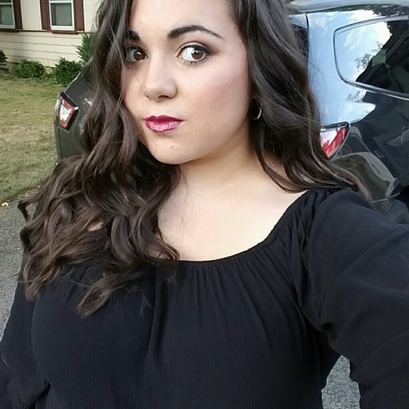 Profile Picture of Haley Hoffman (@haley_hoffman14) on Poshmark