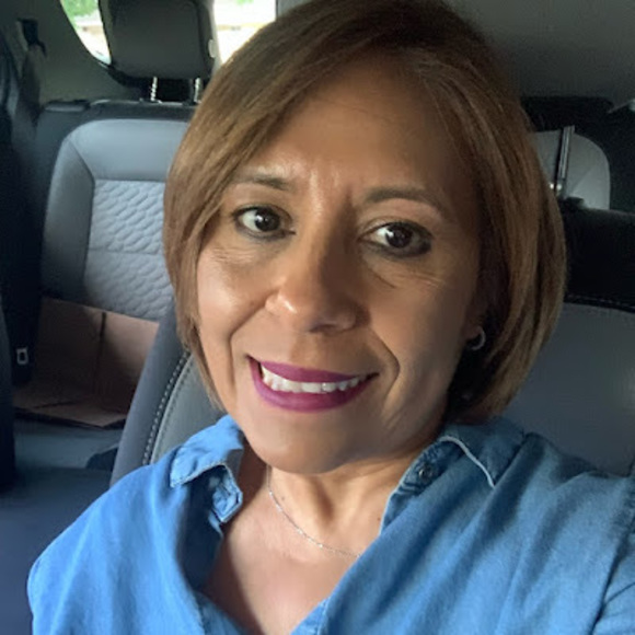 Profile Picture of Paula Loredo (@paulaloredo) on Poshmark