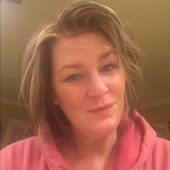 Profile Picture of Kelley Stuckey (@kelleystuckey) on Poshmark