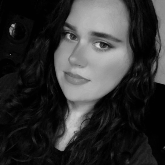 Profile Picture of Haley Schramm (@hxtee) on Poshmark