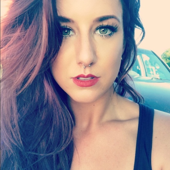 Profile Picture of Alexandra Halliday (@alhall90) on Poshmark