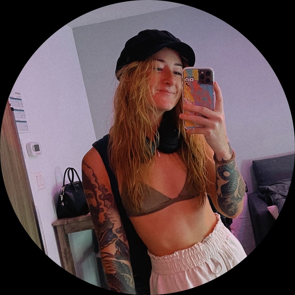 Profile Picture of Amanda Sveed (@amandasveed) on Poshmark