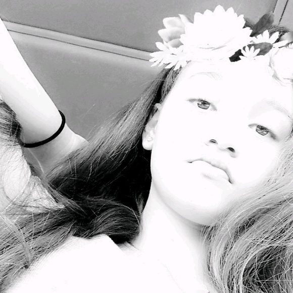 Profile Picture of Valery Detourniel (@valery_ry_ry) on Poshmark