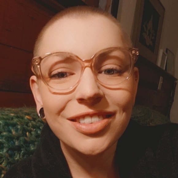 Devon Hogan - Poshmark Profile Picture of Devon Hogan (@devonelizabethh) on Poshmark