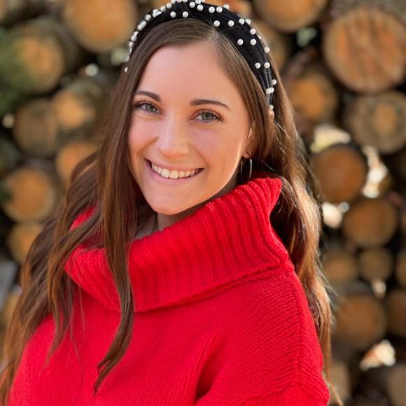 Profile Picture of Emily Smolinsky (@emilysmolinsky) on Poshmark