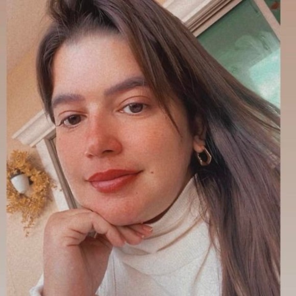 Profile Picture of Alice Carneiro (@lalicemoda) on Poshmark