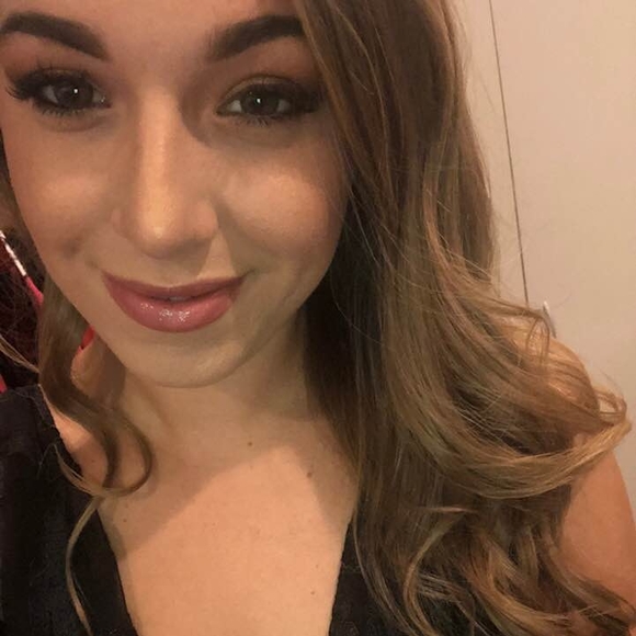 Profile Picture of Nicole Sperling (@nicole_sperling) on Poshmark