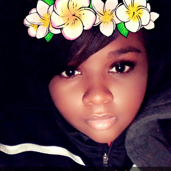 Profile Picture of Lauren Brewer (@lbrewer34) on Poshmark