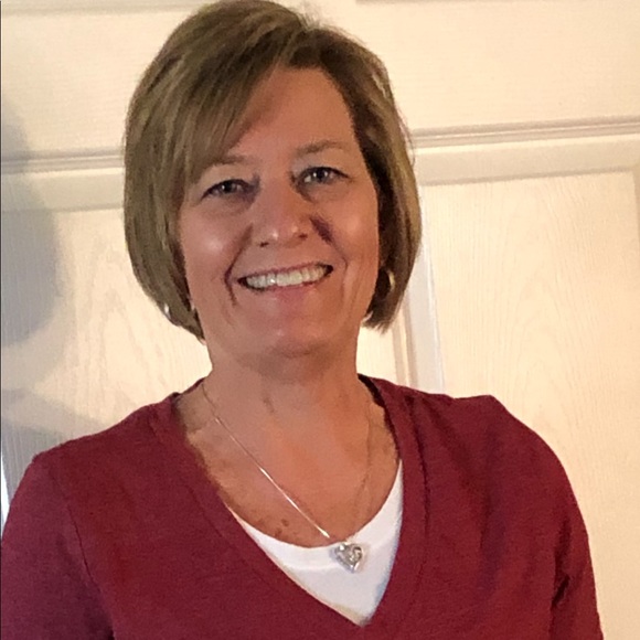 Profile Picture of Anne Howell (@howell2420) on Poshmark
