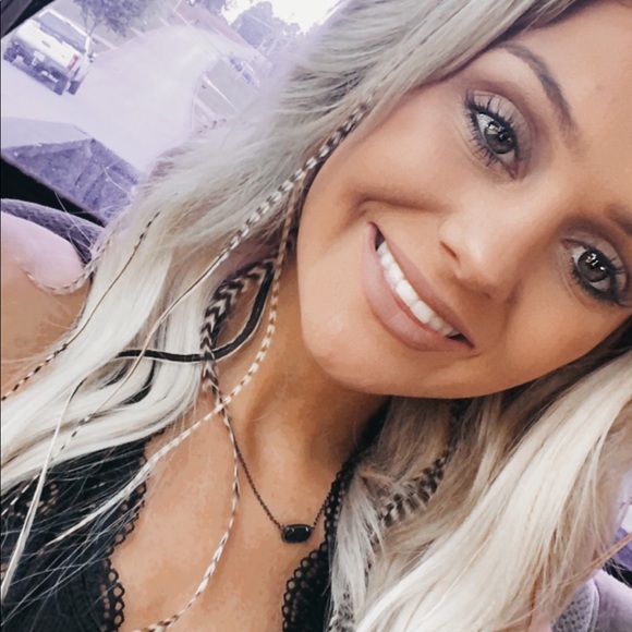 Olivia Conway - Poshmark Profile Picture of Olivia Conway (@olivia_conwayy) on Poshmark