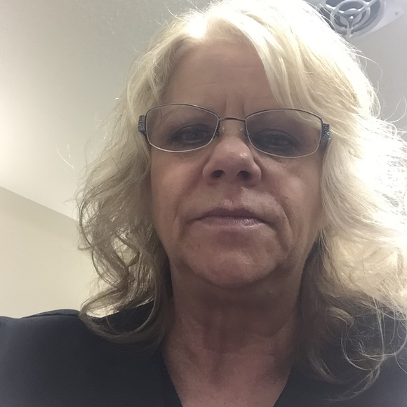 Profile Picture of Deb Schmeets (@dschmeets) on Poshmark