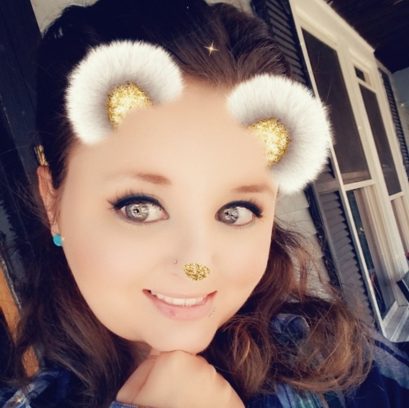 Profile Picture of Tori Salsbury (@tori_salsbury) on Poshmark