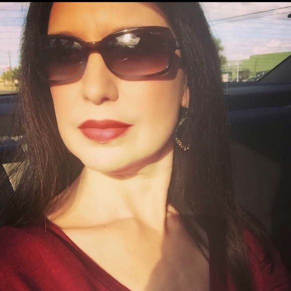 Profile Picture of Araceli Cantu (@aracantu) on Poshmark