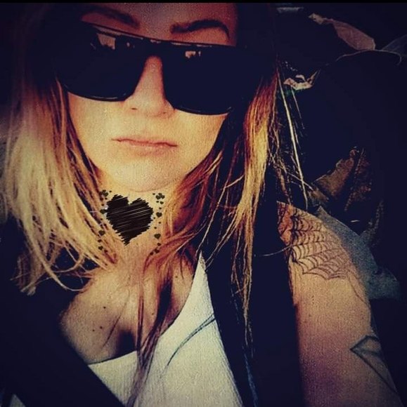 Profile Picture of Rosalynn Teves (@rosblueu2) on Poshmark