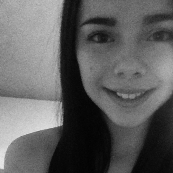 Profile Picture of Sarah Thielen (@saraht_3) on Poshmark