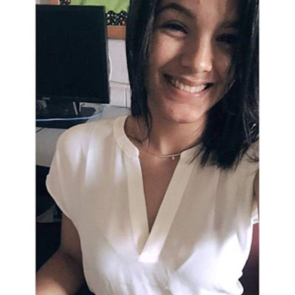 Profile Picture of Daniela Frias (@daniela_frias) on Poshmark