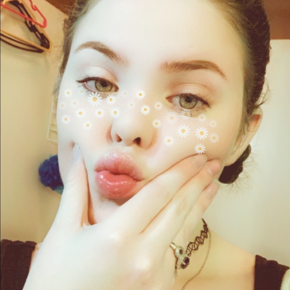 Profile Picture of Devin Holt (@devinbreeee) on Poshmark