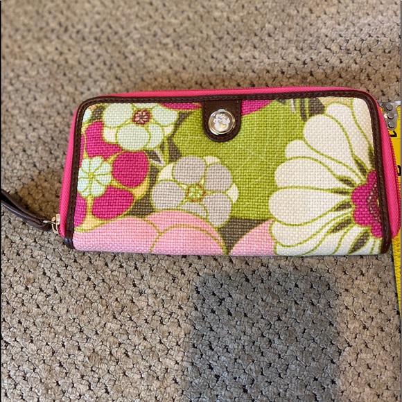Profile Picture of Iris Greene (@irisgreene251) on Poshmark