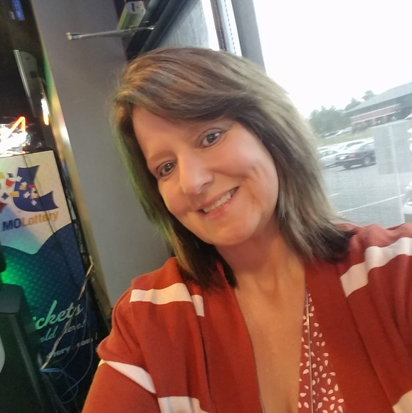 Profile Picture of Kris Thompson (@katybear801) on Poshmark