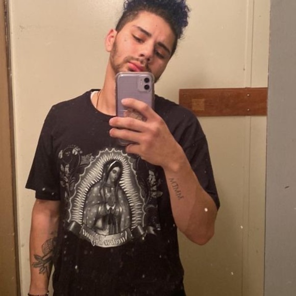 Benjamin Velador - Poshmark Profile Picture of Benjamin Velador (@lilobie503) on Poshmark