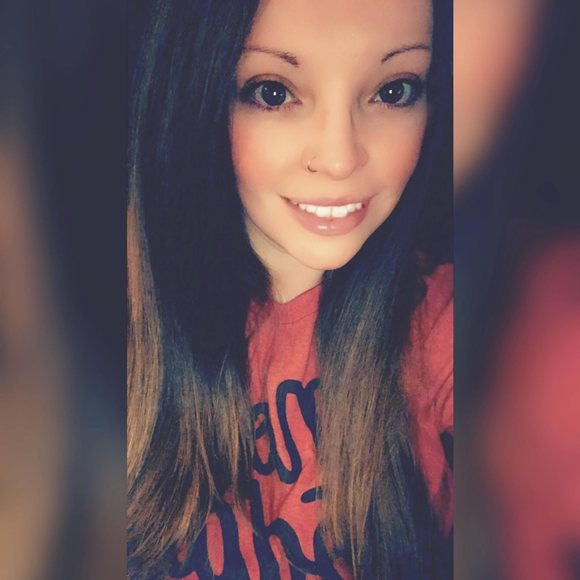 Profile Picture of Brittany Pinneo (@brittanypinneo) on Poshmark