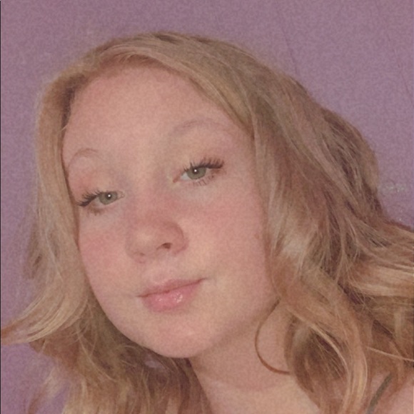 Profile Picture of Carly Mullins (@carlylynn791) on Poshmark