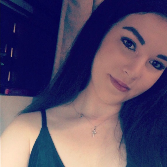 Profile Picture of Julia Moshos (@juliamoshos) on Poshmark