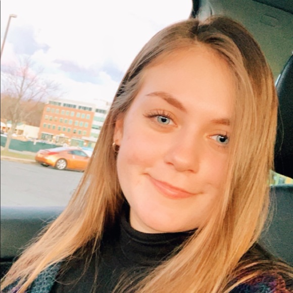 Profile Picture of Lauren Hendrickx (@tornbtwnlauren) on Poshmark